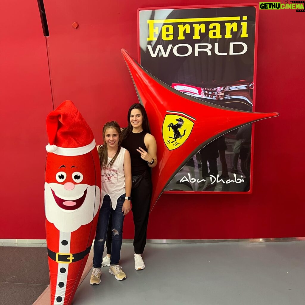 Luz Elena González Instagram - Un día de montañas rusas 🎢 en @ferrariworldyasisland y nos subimos a la más veloz del mundo y compré la foto por qué los primeros 10 segundos no pude respirar de la velocidad y mi cara ni cómo moverla 😂😂😂😂 yo que soy tan intrépida literal me quedé congelada no pude gritar y creo que nadie lo hizo los primeros segundos y de paso me espante por Majito que está más chiquita, pero ella bajó feliz y bueno Santi ni se digaaaaaa hasta los brazos subió y yo pensé que se iba a lastimar pero no y por supuesto se subió 4 veces más ☺️!!!! Yo en calidad de bulto me fui a sentar y esperar que se me bajara o se me subiera la presión por que ya ni supe que era lo que sentía 😆😆😆😆😆... Un día más disfrutando de este increíble país e impresionantes construcciones 😍😍😍😍😍😍 es una belleza!!!! ❤️ amamos Dubai ❤️ Hermoso viaje familiar ❤️❤️❤️❤️❤️❤️!!!!