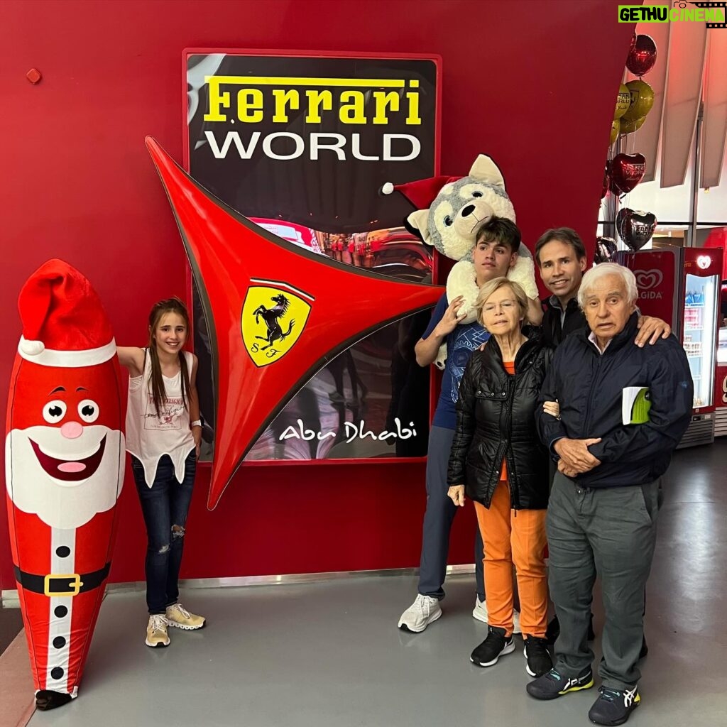 Luz Elena González Instagram - Un día de montañas rusas 🎢 en @ferrariworldyasisland y nos subimos a la más veloz del mundo y compré la foto por qué los primeros 10 segundos no pude respirar de la velocidad y mi cara ni cómo moverla 😂😂😂😂 yo que soy tan intrépida literal me quedé congelada no pude gritar y creo que nadie lo hizo los primeros segundos y de paso me espante por Majito que está más chiquita, pero ella bajó feliz y bueno Santi ni se digaaaaaa hasta los brazos subió y yo pensé que se iba a lastimar pero no y por supuesto se subió 4 veces más ☺️!!!! Yo en calidad de bulto me fui a sentar y esperar que se me bajara o se me subiera la presión por que ya ni supe que era lo que sentía 😆😆😆😆😆... Un día más disfrutando de este increíble país e impresionantes construcciones 😍😍😍😍😍😍 es una belleza!!!! ❤️ amamos Dubai ❤️ Hermoso viaje familiar ❤️❤️❤️❤️❤️❤️!!!!