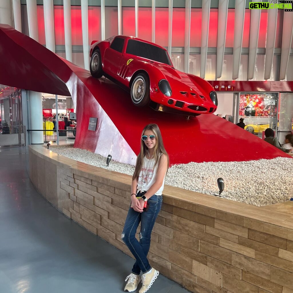 Luz Elena González Instagram - Un día de montañas rusas 🎢 en @ferrariworldyasisland y nos subimos a la más veloz del mundo y compré la foto por qué los primeros 10 segundos no pude respirar de la velocidad y mi cara ni cómo moverla 😂😂😂😂 yo que soy tan intrépida literal me quedé congelada no pude gritar y creo que nadie lo hizo los primeros segundos y de paso me espante por Majito que está más chiquita, pero ella bajó feliz y bueno Santi ni se digaaaaaa hasta los brazos subió y yo pensé que se iba a lastimar pero no y por supuesto se subió 4 veces más ☺️!!!! Yo en calidad de bulto me fui a sentar y esperar que se me bajara o se me subiera la presión por que ya ni supe que era lo que sentía 😆😆😆😆😆... Un día más disfrutando de este increíble país e impresionantes construcciones 😍😍😍😍😍😍 es una belleza!!!! ❤️ amamos Dubai ❤️ Hermoso viaje familiar ❤️❤️❤️❤️❤️❤️!!!!