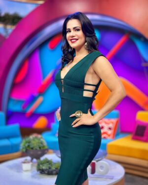 Luz Elena González Instagram - Sigue disfrutando nuestro programa en compañía de la guapísima @luzelenaglezz. ¡Estamos al aire por @aztecauno! 🤩💃🏻✨ #VLA #SiTeVienenAContar