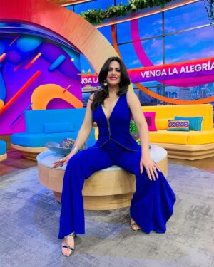 Luz Elena González Instagram - Feliz mitad de semana ❤️✨ 
.
Gracias por mi Outfit @dreamsfstudio que el día de ayer me preguntaron mucho de donde era 😍❤️✨