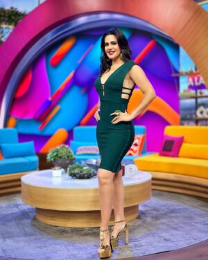 Luz Elena González Instagram - Sigue disfrutando nuestro programa en compañía de la guapísima @luzelenaglezz. ¡Estamos al aire por @aztecauno! 🤩💃🏻✨ #VLA #SiTeVienenAContar