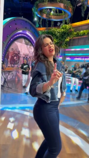 Luz Elena González Instagram - @luzelenaglezz nos mostró sus mejores pasos con “No voy a trabajar” del Grupo Yes, Yes. 💃🏻✨🙌🏻 #VLA