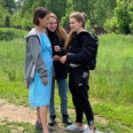 Lyubov Aksyonova Instagram - Наташа Кустова шлёт всем пламенный привет. На платформе @kion.ru уже полностью доступны все серии сериала #почка. Если посмотрели, не стесняйтесь, поделитесь в комментариях вашими впечатлениями. Кто не смотрел… че сидим, чего ждём? 👹 Я хочу выразить еще раз большую признательность всем, кто участвовал в проекте. В первую очередь, конечно же, продюсерскому составу, тем кто увидел потенциал и поверил в меня. На этой вере выросли очень крепкие взаимоотношения, которые явно перешли рабочие, но не дошли до ручки. В общем, Маша и Лиза, я официально признаюсь вам в своих чувствах. В каких, сложно сказать, будем разбираться. 💐 @rozhetskaya - это было очень круто наблюдать за тобой. И как получилось необычно и по хорошему глючно! Желаю нам ещё поработать и не раз! Какая у нас семья получилась? А? Это же что-то невероятное! А всё почему? Потому что актёры все прекрасные, очень ими горжусь и это честь - работать с такими людьми! Настоящие профессионалы. Особенно очень скучаю я по @ianinalakoba , сестре моей, роднулечке! @rozanovairina2017 , вы космическая актриса, такая удача, поработать с вами. Спасибо! @grisha__chaban - чудесный напарник, спасибо за тактичность и поиск чего-то искреннего. @filipen1917 - с тобой весело и роль получилась классная! Сейчас всё также кажется, что работа эта оказалось ожидаемо важной, поворотной. И всё это благодаря тем, кто принимал в этом проекте участие! Спасибо большое всем, кто помог и поучаствовал. Мы молодцы! В следующее воскресенье 16-го числа в районе 12:00 по Москве проведу традиционный прямой эфир. Пишите ваши вопросы в комментариях. Всех обнимаю и до встречи! ❤️