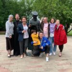 Lyubov Aksyonova Instagram - Наташа Кустова шлёт всем пламенный привет. На платформе @kion.ru уже полностью доступны все серии сериала #почка. Если посмотрели, не стесняйтесь, поделитесь в комментариях вашими впечатлениями. Кто не смотрел… че сидим, чего ждём? 👹 Я хочу выразить еще раз большую признательность всем, кто участвовал в проекте. В первую очередь, конечно же, продюсерскому составу, тем кто увидел потенциал и поверил в меня. На этой вере выросли очень крепкие взаимоотношения, которые явно перешли рабочие, но не дошли до ручки. В общем, Маша и Лиза, я официально признаюсь вам в своих чувствах. В каких, сложно сказать, будем разбираться. 💐 @rozhetskaya - это было очень круто наблюдать за тобой. И как получилось необычно и по хорошему глючно! Желаю нам ещё поработать и не раз! Какая у нас семья получилась? А? Это же что-то невероятное! А всё почему? Потому что актёры все прекрасные, очень ими горжусь и это честь - работать с такими людьми! Настоящие профессионалы. Особенно очень скучаю я по @ianinalakoba , сестре моей, роднулечке! @rozanovairina2017 , вы космическая актриса, такая удача, поработать с вами. Спасибо! @grisha__chaban - чудесный напарник, спасибо за тактичность и поиск чего-то искреннего. @filipen1917 - с тобой весело и роль получилась классная! Сейчас всё также кажется, что работа эта оказалось ожидаемо важной, поворотной. И всё это благодаря тем, кто принимал в этом проекте участие! Спасибо большое всем, кто помог и поучаствовал. Мы молодцы! В следующее воскресенье 16-го числа в районе 12:00 по Москве проведу традиционный прямой эфир. Пишите ваши вопросы в комментариях. Всех обнимаю и до встречи! ❤️