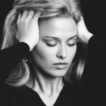 Lyubov Aksyonova Instagram - Сегодня родилась одна из самых величайших актрис современности - бесподобная Мэрил Стрип. Каждая ее роль наполнена жизнью, каждая сделана по-особенному. С первых кадров уже становится очевидно, что перед тобой новая, не известная тебе до этого героиня, просто похожая внешне на актрису. Подобный уровень мастерства бьет в самое сердце так сильно, что мозг отчаянно пытается понять: «Как она это делает?». Когда знакомишься с её личностью ближе - через интервью, в глаза бросается очевидный факт: Мэрил Стрип - человек с очень высоким уровнем сострадания. Именно на сострадании и сочувствии ей удается так виртуозно выстраивать свои роли. Она проникается и проживает судьбы персонажей и героинь (она даже называет их -«души») так же искренне, как и живет свою жизнь. Может, таким образом ей удаётся проникнуться и поверить в персонажей так сильно, что у нас не остаётся выбора, кроме как поверить вместе с ней. #12любличностей Фотограф: @rukhlov.zhenya Ассистент фотографа: @kosolapov.pro Арт-директор / стиль: @aleksandra.georgie Стилист:⁣⁣ @anastasiabocharova⠀ Make up Artist : @nora_ivanova Стилист по волосам: @tretiakova_muah Фея:⁣⁣ @olga_nazaruk Тайный помошник из пандариума: @73alexanders Серый кардиган:⁣⁣ @theman.unknown