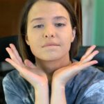 Lyubov Aksyonova Instagram - Наташа Кустова шлёт всем пламенный привет. На платформе @kion.ru уже полностью доступны все серии сериала #почка. Если посмотрели, не стесняйтесь, поделитесь в комментариях вашими впечатлениями. Кто не смотрел… че сидим, чего ждём? 👹 Я хочу выразить еще раз большую признательность всем, кто участвовал в проекте. В первую очередь, конечно же, продюсерскому составу, тем кто увидел потенциал и поверил в меня. На этой вере выросли очень крепкие взаимоотношения, которые явно перешли рабочие, но не дошли до ручки. В общем, Маша и Лиза, я официально признаюсь вам в своих чувствах. В каких, сложно сказать, будем разбираться. 💐 @rozhetskaya - это было очень круто наблюдать за тобой. И как получилось необычно и по хорошему глючно! Желаю нам ещё поработать и не раз! Какая у нас семья получилась? А? Это же что-то невероятное! А всё почему? Потому что актёры все прекрасные, очень ими горжусь и это честь - работать с такими людьми! Настоящие профессионалы. Особенно очень скучаю я по @ianinalakoba , сестре моей, роднулечке! @rozanovairina2017 , вы космическая актриса, такая удача, поработать с вами. Спасибо! @grisha__chaban - чудесный напарник, спасибо за тактичность и поиск чего-то искреннего. @filipen1917 - с тобой весело и роль получилась классная! Сейчас всё также кажется, что работа эта оказалось ожидаемо важной, поворотной. И всё это благодаря тем, кто принимал в этом проекте участие! Спасибо большое всем, кто помог и поучаствовал. Мы молодцы! В следующее воскресенье 16-го числа в районе 12:00 по Москве проведу традиционный прямой эфир. Пишите ваши вопросы в комментариях. Всех обнимаю и до встречи! ❤️