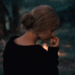Lyubov Aksyonova Instagram - Сегодня день рождения Маргариты Борисовны Тереховой. Ее работа в кинокартине «Зеркало», просмотренная уже в сознательном возрасте, каким-то чудесным образом легла на образ Миледи из фильма детства «Д’Артаньян и три мушкетёра». Маргарита стала для меня примером внутренней, хтонический силы, проявляющейся в каждом кадре. Сохранять себя в любой ситуации, в любой сцене, без принуждения - всегда трудное испытание для меня. Но Маргарита делает это так естественно и легко, что каждый раз зрителю ничего не остаётся, как только восхищаться ее способностью совмещать в себе миры, не теряя сути. И так раздирающе трагично то, что сейчас происходит с Маргаритой. Уже больше десяти лет она переживает страшнейший недуг - болезнь Альцгеймера. Я желаю ей и её семье от лица молодого поколения, вдохновленного её работой, огромных сил для борьбы с болезнью. Благодарю вас, Маргарита Борисовна! #12любличностей Фотографы: @polinaboka @sofi_naboka Стилист: @aleksandra.georgie Парикмастер и супер соседка: @tretiakova_muah Серый кардиограмм:⁣⁣ @theman.unknown