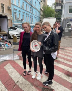 Lyubov Aksyonova Instagram - Наташа Кустова шлёт всем пламенный привет.
На платформе @kion.ru уже полностью доступны все серии сериала #почка. Если посмотрели, не стесняйтесь, поделитесь в комментариях вашими впечатлениями. Кто не смотрел… че сидим, чего ждём? 👹

Я хочу выразить еще раз большую признательность всем, кто участвовал в проекте. В первую очередь, конечно же, продюсерскому составу, тем кто увидел потенциал и поверил в меня.

На этой вере выросли очень крепкие взаимоотношения, которые явно перешли рабочие, но не дошли до ручки. В общем, Маша и Лиза, я официально признаюсь вам в своих чувствах. В каких, сложно сказать, будем разбираться. 💐

@rozhetskaya - это было очень круто наблюдать за тобой.  И как получилось необычно и по хорошему глючно! Желаю нам ещё поработать и не раз!

Какая у нас семья получилась? А? Это же что-то невероятное! А всё почему? Потому что актёры все прекрасные, очень ими горжусь и это честь - работать с такими людьми! Настоящие профессионалы. Особенно очень скучаю я по @ianinalakoba , сестре моей, роднулечке!

@rozanovairina2017 , вы космическая актриса, такая удача, поработать с вами. Спасибо!
@grisha__chaban - чудесный напарник, спасибо за тактичность и поиск чего-то искреннего. @filipen1917 - с тобой весело и роль получилась классная!

Сейчас всё также кажется, что работа эта оказалось ожидаемо важной, поворотной. И всё это благодаря тем, кто принимал в этом проекте участие! Спасибо большое всем, кто помог и поучаствовал. Мы молодцы!

В следующее воскресенье 16-го числа в районе 12:00 по Москве проведу традиционный прямой эфир. Пишите ваши вопросы в комментариях. 

Всех обнимаю и до встречи! ❤️