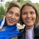Lyubov Aksyonova Instagram - Наташа Кустова шлёт всем пламенный привет. На платформе @kion.ru уже полностью доступны все серии сериала #почка. Если посмотрели, не стесняйтесь, поделитесь в комментариях вашими впечатлениями. Кто не смотрел… че сидим, чего ждём? 👹 Я хочу выразить еще раз большую признательность всем, кто участвовал в проекте. В первую очередь, конечно же, продюсерскому составу, тем кто увидел потенциал и поверил в меня. На этой вере выросли очень крепкие взаимоотношения, которые явно перешли рабочие, но не дошли до ручки. В общем, Маша и Лиза, я официально признаюсь вам в своих чувствах. В каких, сложно сказать, будем разбираться. 💐 @rozhetskaya - это было очень круто наблюдать за тобой. И как получилось необычно и по хорошему глючно! Желаю нам ещё поработать и не раз! Какая у нас семья получилась? А? Это же что-то невероятное! А всё почему? Потому что актёры все прекрасные, очень ими горжусь и это честь - работать с такими людьми! Настоящие профессионалы. Особенно очень скучаю я по @ianinalakoba , сестре моей, роднулечке! @rozanovairina2017 , вы космическая актриса, такая удача, поработать с вами. Спасибо! @grisha__chaban - чудесный напарник, спасибо за тактичность и поиск чего-то искреннего. @filipen1917 - с тобой весело и роль получилась классная! Сейчас всё также кажется, что работа эта оказалось ожидаемо важной, поворотной. И всё это благодаря тем, кто принимал в этом проекте участие! Спасибо большое всем, кто помог и поучаствовал. Мы молодцы! В следующее воскресенье 16-го числа в районе 12:00 по Москве проведу традиционный прямой эфир. Пишите ваши вопросы в комментариях. Всех обнимаю и до встречи! ❤️