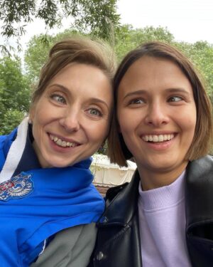 Lyubov Aksyonova Instagram - Наташа Кустова шлёт всем пламенный привет.
На платформе @kion.ru уже полностью доступны все серии сериала #почка. Если посмотрели, не стесняйтесь, поделитесь в комментариях вашими впечатлениями. Кто не смотрел… че сидим, чего ждём? 👹

Я хочу выразить еще раз большую признательность всем, кто участвовал в проекте. В первую очередь, конечно же, продюсерскому составу, тем кто увидел потенциал и поверил в меня.

На этой вере выросли очень крепкие взаимоотношения, которые явно перешли рабочие, но не дошли до ручки. В общем, Маша и Лиза, я официально признаюсь вам в своих чувствах. В каких, сложно сказать, будем разбираться. 💐

@rozhetskaya - это было очень круто наблюдать за тобой.  И как получилось необычно и по хорошему глючно! Желаю нам ещё поработать и не раз!

Какая у нас семья получилась? А? Это же что-то невероятное! А всё почему? Потому что актёры все прекрасные, очень ими горжусь и это честь - работать с такими людьми! Настоящие профессионалы. Особенно очень скучаю я по @ianinalakoba , сестре моей, роднулечке!

@rozanovairina2017 , вы космическая актриса, такая удача, поработать с вами. Спасибо!
@grisha__chaban - чудесный напарник, спасибо за тактичность и поиск чего-то искреннего. @filipen1917 - с тобой весело и роль получилась классная!

Сейчас всё также кажется, что работа эта оказалось ожидаемо важной, поворотной. И всё это благодаря тем, кто принимал в этом проекте участие! Спасибо большое всем, кто помог и поучаствовал. Мы молодцы!

В следующее воскресенье 16-го числа в районе 12:00 по Москве проведу традиционный прямой эфир. Пишите ваши вопросы в комментариях. 

Всех обнимаю и до встречи! ❤️