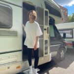 Lyubov Aksyonova Instagram - Первые дни на новом проекте. Играю человека-обезьяну в современном жестоком мире саванны. 🦧