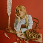 Lyubov Aksyonova Instagram - « … когда интересно жить? Когда у тебя есть перспектива, когда у тебя есть какой-то горизонт, к которому ты движешься, вот это вот движение и есть интерес к жизни…» Инна Михайловна Чурикова (Передача «Камера смотрит в мир», 1988г.) То, что делает Инна Михайловна - поразительный пример преданности и любви к своему делу. Потрясающе талантливая, полная воли и жизни, она очаровывает с первых кадров, ломая все стереотипы и шаблоны. Удивительно видеть на экране, каким благом и созиданием насыщены их совместные с мужем картины. Каждый фильм интересный, фундаментальный! Спектакль с участием Инны Михайловны в Ленкоме Марка Захарова - это трогающее до глубины души событие. На сцене отчетливо видно, как мы, современное актерское поколение, далеки, как много нам нужно найти, осознать и изменить. Спасибо большое за Ваш вклад, за то, что, возможно сами того не желая, прорубили собой перспективу, выстроили на горизонте цель, к которой очень сильно хочется стремиться. С Днём рождения, @inna_churikova_official ! #12любличностей Фотограф: @tuponogova_volkova Ассистенты фотографа: @kostya_nekiy @pavelradchenko Стилисты: @aleksandra.georgie @anastasiabocharova Сет-дизайнер: @marfartwo Ассистенты сет-дезайнера: @elenaqq @piulyuli Визажист: @nora_ivanova Парикмастер: @tretiakova_muah Фея:⁣⁣ @olga_nazaruk Серый кардиограмм: @theman.unknown Одежда: @alexanderarutyunov Отдельное спасибо @ivan_baturin_