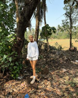 Lyubov Aksyonova Instagram - Хочу сегодня поделиться тем, как это важно - идти к своей цели небольшими шагами, помня при этом о положительных эмоциях.

Можно сразу и по полной погрузиться в тему? Можно! Но подходит ли это вам? 
Начать делать что-либо гораздо проще постепенно. Три минуты в день звучит гораздо легче, чем тридцать три, согласитесь? Это же касается и сортировки. Например, можно начать выделять только один тип пластика от общей массы отходов и спустя время, как привыкнете, добавить коробку под бумагу. Потом, как это войдёт в привычку, выделить место под стекло и так далее.
И вот, начав с малого, постепенно вы сделаете где-нибудь на балконе небольшой уголок для вторсырья. 

По мере изменений важно радоваться! Радоваться тому, что начал, тому, что сегодня вспомнил про многоразовый стаканчик, тому, что обнаружил, что пластиковые бутылки проще хранить смятыми. А завтра ещё и мешок для покупок возьму в магазин, обойдусь без пакета, супер! 

Изучать и соблюдать правила и тонкости по чуть-чуть - гораздо проще и веселее. Делайте так, как вам комфортно. Старайтесь без переусердствий и не требуйте от окружающих резких изменений. Важно, чтобы не было насилия.

Мы и дальше с @sfera_lesa продолжим делиться с вами своими идеями и переживаниями. 
Аккуратно, по чуть-чуть:)