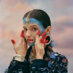 Lyubov Aksyonova Instagram - Сегодня День рождения у «крёстного отца» одного из моих самых любимых музыкальных жанров (на данный момент), настоящего режиссёра музыкального театра и человека, открывшего для меня танец с новой стороны.⁣⁣⠀ ⁣⁣⠀ @raja_rams_tip_records - один из участников уникального музыкального явления под названием Shpongle, чья мелодия погружает в атмосферу удивительного путешествия в магическом лесу.⁣⁣⠀ ⁣⁣⠀ Мне повезло познакомиться с ним дважды. Один раз - когда я попала на его выступление, как диджея в Индии. Музыка, которую он играет, обладает необычной силой, она разрушает все барьеры и страхи и озаряет невероятно свободным посылом: «Как бы ты ни двигался, и чтобы ты не делал - ты не можешь ошибиться!». После такого я заново открыла для себя танец именно как свободу самовыражения.⁣⁣⠀ ⁣⁣⠀ Второй раз мы познакомились уже лично, и это оказался, наверное, самый молодой духом человек из всех, что я встречала в своей жизни. Каждое его слово, каждое движение словно пропитано сочетанием мудрости с детским творческим энтузиазмом. ⁣⁣⠀ ⁣⁣⠀ Выступление @raja_rams_tip_records - это всегда прорыв за личные границы, словно попадаешь на общее поле, где каждый становится равноправным участником событий. Музыка становится общим пространством, где ты легко можешь общаться с другими людьми, даже если вы из разных стран, культур или миров. Музыка это и есть язык.⁣⁣⠀ ⁣⁣⠀ Порой мы забываем, что это общая вечеринка, где диджей - это сама любовь. Хорошо, что Раджа нам об этом так здорово напоминает.⁣⁣⠀ ⁣⁣⠀ С днём рождения, @raja_rams_tip_records ! ⁣⁣⠀ Спасибо за все открытия, за энергетику и за то, что так сильно нас любишь.⁣⁣⠀ Happy Birthday @raja_rams_tip_records ! Thank you for divine moments of truth, for your energy and love! #12любличностей Фотограф: @evgeniymim Ассистент фотографа: @ak88photo Стилист: @aleksandra.georgie Ассистент стилиста: @bachurka Сет-дизайнер: @elyastrezhenyuk Ассистенты сет-дизайнера: @max_cormac @islamiya_z @gregory.leonovich Визажист и мастер по волосам: @koachman Арт визажист и мастер по волосам: @liatunik Маски: @nastia_pilepchuk Маска Shpongle: @supinatra Духи: @suss.iety @nikmartyn Фея:⁣⁣ @olga_nazaruk Он: @theman.unknown Фотостудия: @mayak_studios ❤️