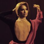 Lyubov Aksyonova Instagram - Сегодня родилась одна из самых величайших актрис современности - бесподобная Мэрил Стрип. Каждая ее роль наполнена жизнью, каждая сделана по-особенному. С первых кадров уже становится очевидно, что перед тобой новая, не известная тебе до этого героиня, просто похожая внешне на актрису. Подобный уровень мастерства бьет в самое сердце так сильно, что мозг отчаянно пытается понять: «Как она это делает?». Когда знакомишься с её личностью ближе - через интервью, в глаза бросается очевидный факт: Мэрил Стрип - человек с очень высоким уровнем сострадания. Именно на сострадании и сочувствии ей удается так виртуозно выстраивать свои роли. Она проникается и проживает судьбы персонажей и героинь (она даже называет их -«души») так же искренне, как и живет свою жизнь. Может, таким образом ей удаётся проникнуться и поверить в персонажей так сильно, что у нас не остаётся выбора, кроме как поверить вместе с ней. #12любличностей Фотограф: @rukhlov.zhenya Ассистент фотографа: @kosolapov.pro Арт-директор / стиль: @aleksandra.georgie Стилист:⁣⁣ @anastasiabocharova⠀ Make up Artist : @nora_ivanova Стилист по волосам: @tretiakova_muah Фея:⁣⁣ @olga_nazaruk Тайный помошник из пандариума: @73alexanders Серый кардиган:⁣⁣ @theman.unknown