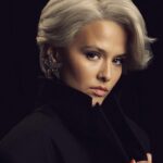 Lyubov Aksyonova Instagram - Сегодня родилась одна из самых величайших актрис современности - бесподобная Мэрил Стрип. Каждая ее роль наполнена жизнью, каждая сделана по-особенному. С первых кадров уже становится очевидно, что перед тобой новая, не известная тебе до этого героиня, просто похожая внешне на актрису. Подобный уровень мастерства бьет в самое сердце так сильно, что мозг отчаянно пытается понять: «Как она это делает?». Когда знакомишься с её личностью ближе - через интервью, в глаза бросается очевидный факт: Мэрил Стрип - человек с очень высоким уровнем сострадания. Именно на сострадании и сочувствии ей удается так виртуозно выстраивать свои роли. Она проникается и проживает судьбы персонажей и героинь (она даже называет их -«души») так же искренне, как и живет свою жизнь. Может, таким образом ей удаётся проникнуться и поверить в персонажей так сильно, что у нас не остаётся выбора, кроме как поверить вместе с ней. #12любличностей Фотограф: @rukhlov.zhenya Ассистент фотографа: @kosolapov.pro Арт-директор / стиль: @aleksandra.georgie Стилист:⁣⁣ @anastasiabocharova⠀ Make up Artist : @nora_ivanova Стилист по волосам: @tretiakova_muah Фея:⁣⁣ @olga_nazaruk Тайный помошник из пандариума: @73alexanders Серый кардиган:⁣⁣ @theman.unknown