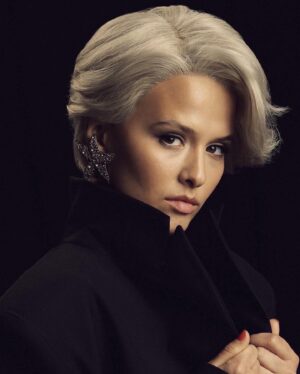 Lyubov Aksyonova Instagram - Сегодня родилась одна из самых величайших актрис современности - бесподобная Мэрил Стрип.

Каждая ее роль наполнена жизнью, каждая сделана по-особенному. С первых кадров уже становится очевидно, что перед тобой новая, не известная тебе до этого героиня, просто похожая внешне на актрису. Подобный уровень мастерства бьет в самое сердце так сильно, что мозг отчаянно  пытается понять: «Как она это делает?».

Когда знакомишься с её личностью ближе - через интервью, в глаза бросается очевидный факт: Мэрил Стрип - человек с очень высоким уровнем сострадания. Именно на сострадании и сочувствии ей удается так виртуозно выстраивать свои роли. Она проникается и проживает судьбы  персонажей и героинь (она даже называет их -«души») так же искренне, как и живет свою жизнь. 

Может, таким образом ей удаётся проникнуться и поверить в персонажей так сильно, что у нас не остаётся выбора, кроме как поверить вместе с ней.

#12любличностей 

Фотограф: @rukhlov.zhenya
Ассистент фотографа: @kosolapov.pro
Арт-директор / стиль: @aleksandra.georgie
Стилист:⁣⁣ @anastasiabocharova⠀
Make up Artist : @nora_ivanova
Стилист по волосам: @tretiakova_muah
Фея:⁣⁣ @olga_nazaruk
Тайный помошник из пандариума: @73alexanders 
Серый кардиган:⁣⁣ @theman.unknown