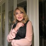 Lyubov Uspenskaya Instagram – Сегодня выяснилось, что Филипп не забрал свой иск ко мне на 10 млн рублей за то, что я назвала его женоненавистником. 
Удивлена. 
Была уверена, что после всех этих “голых вечеринок” он как-то должен был, если не сам измениться, то изменить свое поведение. 
Филипп, если тебе нужны деньги на брюки, то скажи мне, я тебе дам – только скажи. 
В той обстановке, когда наша страна борется в СВО, когда МРОТ в России составляет 19242 рубля, когда за смертельный исход суды выплачивают меньшую сумму, чем просит Киркоров за два слова, хочется спросить: Филя, ты точно проживаешь в РФ сейчас, а не на Марсе? Откуда такие суммы? Как ты пострадал? Почитай, что о тебе пишут в СМИ, какие петиции создают граждане страны! Если ты народный артист, то хоть немного “спустись” к народу и жизни страны!