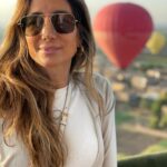 Márcio Garcia Instagram - Hoje resolvi compartilhar com vocês uma lembrança de uma viagem incrível que fizemos com alguns amigos pro Egito! Saímos do hotel ainda a noite para assistir o nascer do sol embarcados em um balão! Foi mágico! Costumo dizer que a viagem é um dos melhores investimentos da vida. Não no conceito de negócio, claro, mas no conceito de enriquecimento do conhecimento pessoal. Conhecer novas culturas e costumes é enriquecedor! Algumas pessoas não concordam dizendo que é um gasto desnecessário e que o dinheiro no banco ou até no bolso vale mais! É quando eu brinco dizendo que não há como perder ou ter uma experiência perdida ou furtada… já o dinheiro… E você acha que viajar vale a pena? É um bom investimento? #tbt #egito