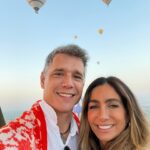 Márcio Garcia Instagram - Hoje resolvi compartilhar com vocês uma lembrança de uma viagem incrível que fizemos com alguns amigos pro Egito! Saímos do hotel ainda a noite para assistir o nascer do sol embarcados em um balão! Foi mágico! Costumo dizer que a viagem é um dos melhores investimentos da vida. Não no conceito de negócio, claro, mas no conceito de enriquecimento do conhecimento pessoal. Conhecer novas culturas e costumes é enriquecedor! Algumas pessoas não concordam dizendo que é um gasto desnecessário e que o dinheiro no banco ou até no bolso vale mais! É quando eu brinco dizendo que não há como perder ou ter uma experiência perdida ou furtada… já o dinheiro… E você acha que viajar vale a pena? É um bom investimento? #tbt #egito