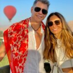 Márcio Garcia Instagram - Hoje resolvi compartilhar com vocês uma lembrança de uma viagem incrível que fizemos com alguns amigos pro Egito! Saímos do hotel ainda a noite para assistir o nascer do sol embarcados em um balão! Foi mágico! Costumo dizer que a viagem é um dos melhores investimentos da vida. Não no conceito de negócio, claro, mas no conceito de enriquecimento do conhecimento pessoal. Conhecer novas culturas e costumes é enriquecedor! Algumas pessoas não concordam dizendo que é um gasto desnecessário e que o dinheiro no banco ou até no bolso vale mais! É quando eu brinco dizendo que não há como perder ou ter uma experiência perdida ou furtada… já o dinheiro… E você acha que viajar vale a pena? É um bom investimento? #tbt #egito