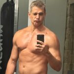 Márcio Garcia Instagram - Vou dar uma dica infalível pra quando bater aquela preguiça de malhar ou de cumprir a sua missão física do dia; Com a ajuda das mãos, se preciso for, fique de pé, coloque a roupa adequada e vá até o local. Lá chegando comece a fazer aquilo que se propôs! Se a preguiça ainda estiver com você, não dê trela, cumpra a sua meta com preguiça mesmo! Pegou? Desculpa tem várias! Tenha disciplina! Let’s Go! #invistanasuasaúde #xopreguica #pratiqueesporte