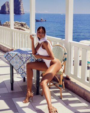 Mãdãlina Ghenea Instagram - Un caffè ☕️ per cortesia 🐚 posting from London but dreaming of Capri