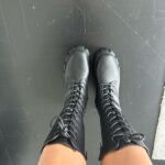 Mélanie Amar Instagram - Qu’il pleut, qu’il vent, qu’il fasse tres beau, je l’ai porte ces bottes biker 💋😈 @prettylittlething #collaborationnonrémunérée