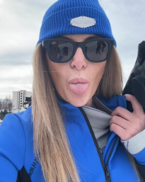 Mélanie Amar Instagram - En Hiver, Soit tu as chaud et tu es mal habillé, Soit tu as chaud et tu es stylé en @prettylittlething 😍⭐️

#gifting #prettylittlething