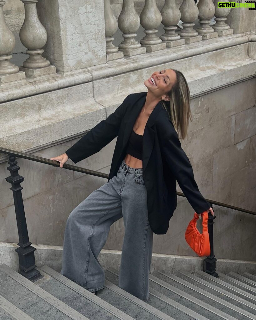 Mélanie Orlenko Instagram - @prettylittlething *Crop top noir en coton à bretelles *Blazer très oversize en maille tissée noire à épaulettes et poches *Jean baggy très large gris délavé coupe longue *Sandales fines à talons à lanières en similicuir noir * Mini créoles fines torsadées plaqué or * Sac à main orange à anse très froncée #sponsorisé @sublimetalents