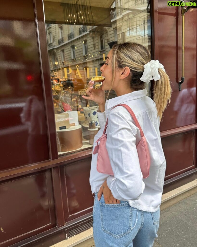 Mélanie Orlenko Instagram - PHOTO RENTRÉE SCOLAIRE 🤓 J’espère qu’elle fut bonne. Autant pour les élèves, que pour les parents et les profs 😅