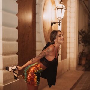 Mélanie Orlenko Instagram - En route vers 2024 🚀 
Recap 2023 my Deaaaaaar :
Janvier 23: on commence l’année à Paris ✨
Février 23: toujours celib mais j’pars au Mexique 🇲🇽🥳 
Mars 23: je fête mes 30 ans avec toute ma famille ♾️🍾 
Avril 23: saison ski, Courchevel etc.. ❄️ 
Mai 23: je commence à beaucoup trop aimer mon séjour à Marrakech 🥹
Juin 23: Marbella entre girls 🇪🇸🥂 
Juillet 23: ça y’est j’emménage à Marrakech 🇲🇦🥰
Août 23: Mexique mais cette fois en couple 😅💍 
Septembre 23: je vis un effroyable séisme à Marrakech 😔🙏🏼 
Octobre 23: Disneyland pour Halloween 🎃
Novembre 23: je visite Casa 🇲🇦 
Décembre 23: je fêtes Noël en France avec toute ma famille ❤️