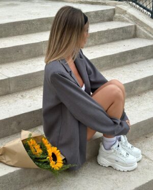 Mélanie Orlenko Instagram - @prettylittlething 
* Débardeur long en maille pointelle blanche détail noeud
* Micro jupe taille basse en pointelle blanche détail noeud
* Blazer très oversize gris anthracite
* Chaussettes basiques blanches
* Mini créoles fines torsadées plaqué or
* Bandeau large en jersey noir
#sponsorisé @sublimetalents