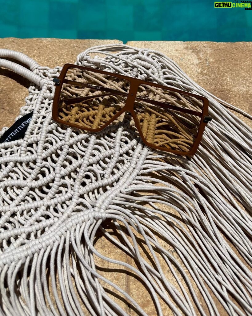 Mélanie Orlenko Instagram - @prettylittlething * Pantalon de plage évasé marron imprimé vache * Chemise de plage à imprimé vache marron * Sac de plage en macramé non coloré à franges * Lunettes de soleil beiges style visière à branches dorées * Mini créoles fines torsadées plaqué or #sponsorisé @sublimetalents