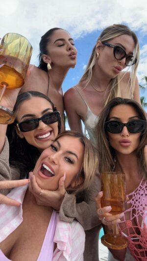 Mélanie Orlenko Instagram - « Chaque médecin généraliste devrait prescrire un girls trip mensuel » 🏝️🍹💃🏼☀️