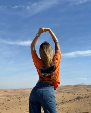 Mélanie Orlenko Instagram - Desert 🌵🐪 🧡
Ref de ma tenue @sheinfrance_ :
Cottnline T-Shirt Cocotier Et Lettre : 23380624
SHEIN Tall Jean Droit À Poche : 23083219
Avec mon code : BFMELANIE
-15% dès 29€ d’achat, -20% dès 69€ d’achat sur tout le site français @sheinofficial  #SHEINblackfriday #SHEINGoodFinds #SHEINforAll #loveshein #saveinstyle #publicité 
Collaboration commerciale rémunérée