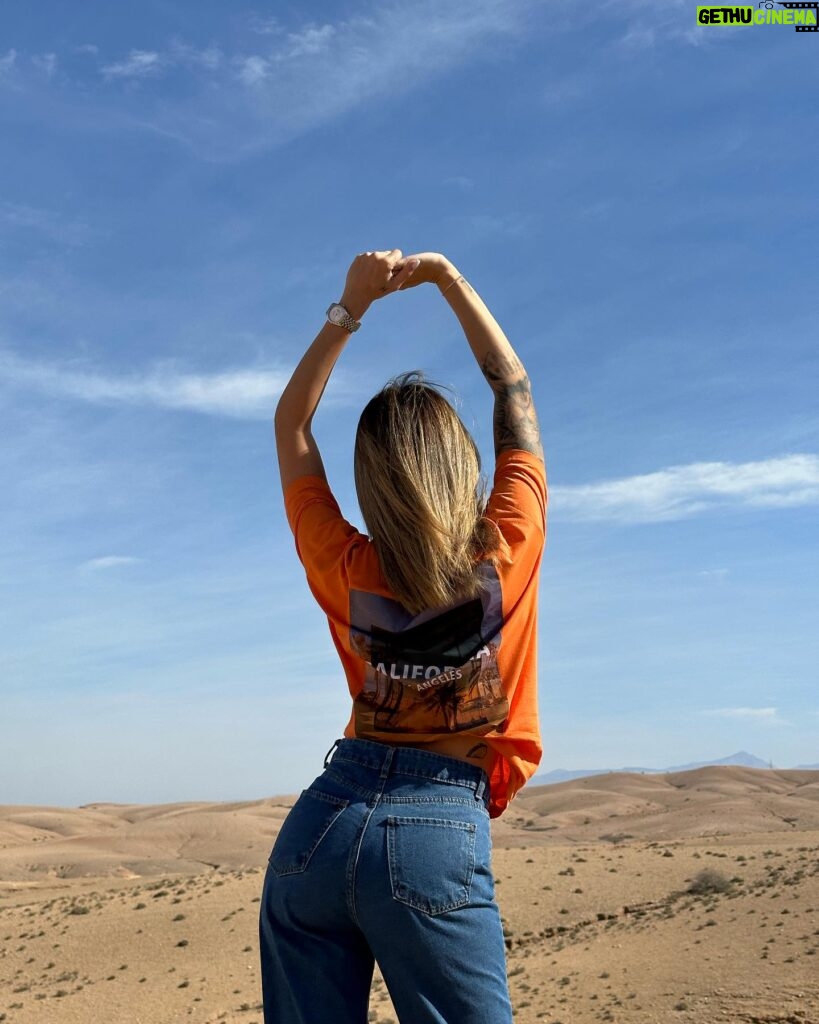 Mélanie Orlenko Instagram - Desert 🌵🐪 🧡 Ref de ma tenue @sheinfrance_ : Cottnline T-Shirt Cocotier Et Lettre : 23380624 SHEIN Tall Jean Droit À Poche : 23083219 Avec mon code : BFMELANIE -15% dès 29€ d’achat, -20% dès 69€ d’achat sur tout le site français @sheinofficial #SHEINblackfriday #SHEINGoodFinds #SHEINforAll #loveshein #saveinstyle #publicité Collaboration commerciale rémunérée