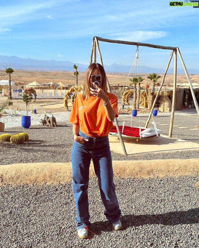 Mélanie Orlenko Instagram - Desert 🌵🐪 🧡 Ref de ma tenue @sheinfrance_ : Cottnline T-Shirt Cocotier Et Lettre : 23380624 SHEIN Tall Jean Droit À Poche : 23083219 Avec mon code : BFMELANIE -15% dès 29€ d’achat, -20% dès 69€ d’achat sur tout le site français @sheinofficial #SHEINblackfriday #SHEINGoodFinds #SHEINforAll #loveshein #saveinstyle #publicité Collaboration commerciale rémunérée