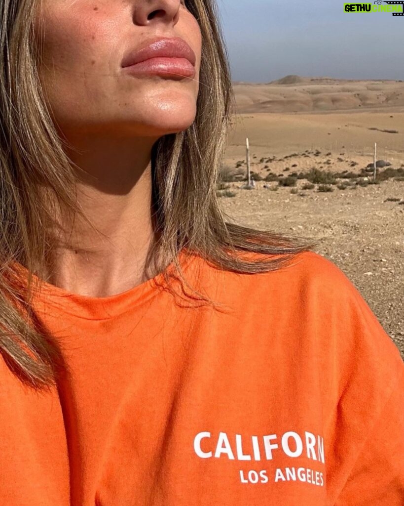 Mélanie Orlenko Instagram - Desert 🌵🐪 🧡 Ref de ma tenue @sheinfrance_ : Cottnline T-Shirt Cocotier Et Lettre : 23380624 SHEIN Tall Jean Droit À Poche : 23083219 Avec mon code : BFMELANIE -15% dès 29€ d’achat, -20% dès 69€ d’achat sur tout le site français @sheinofficial #SHEINblackfriday #SHEINGoodFinds #SHEINforAll #loveshein #saveinstyle #publicité Collaboration commerciale rémunérée