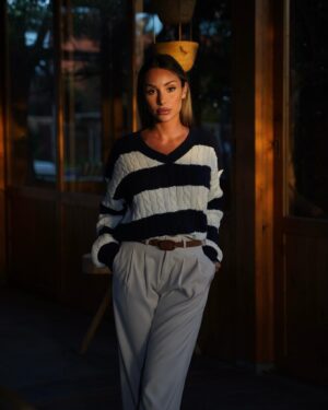 Mélanie Orlenko Instagram - Pull marinière: SHEIN Essnce Two Tone Cable Knit Drop Shoulder Sweater (11248498)
.
Pantalon beige: DAZY High Waist Plicated Detail Pants (14461491)
.
Avec mon code MELANIE3 profitez de -15% dès 29€ d'achat ou -20% des 69€ d'achat sur tout le site français ! 
Les French Days @sheinfrance_ c’est les meilleurs produits, les meilleurs choix #SHEINFrenchDays2023 jusqu'à -70 % de réduction !
.
 #SHEINFrenchDays2023 #saveinstyle #accessibleettendance #publicité