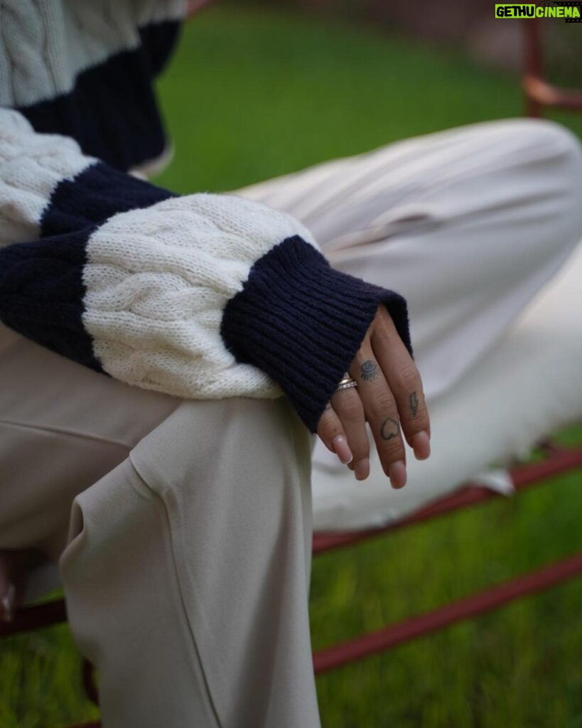 Mélanie Orlenko Instagram - Pull marinière: SHEIN Essnce Two Tone Cable Knit Drop Shoulder Sweater (11248498) . Pantalon beige: DAZY High Waist Plicated Detail Pants (14461491) . Avec mon code MELANIE3 profitez de -15% dès 29€ d'achat ou -20% des 69€ d'achat sur tout le site français ! Les French Days @sheinfrance_ c’est les meilleurs produits, les meilleurs choix #SHEINFrenchDays2023 jusqu'à -70 % de réduction ! . #SHEINFrenchDays2023 #saveinstyle #accessibleettendance #publicité