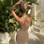 Mélanie Orlenko Instagram – @prettylittlething 
*robe mi longue asymétrique marron torsadée fendue
#sponsorisé @sublimetalents