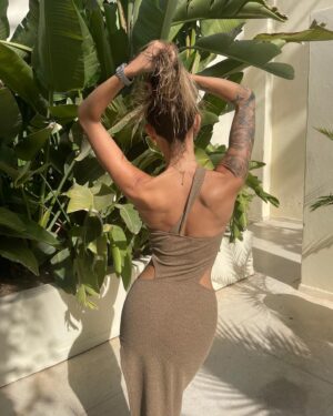 Mélanie Orlenko Instagram - @prettylittlething 
*robe mi longue asymétrique marron torsadée fendue
#sponsorisé @sublimetalents