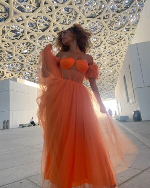Mélanie Thomas Instagram - Au Louvre, i wear orange 🍊 
#louvreabudhabi