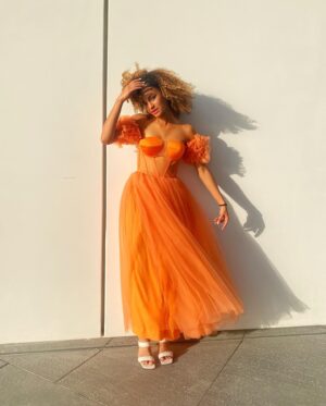 Mélanie Thomas Instagram - Au Louvre, i wear orange 🍊 
#louvreabudhabi