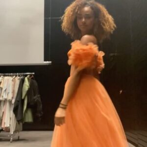 Mélanie Thomas Instagram - Au Louvre, i wear orange 🍊 
#louvreabudhabi