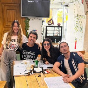 Mónica Ayos Instagram - 🌎🌍🌏♥️ Hoy. Festejando nuevos comienzos muy emocionantes . #familia #mifamilia @diegooliveraok @federicoayos @vickydoll22