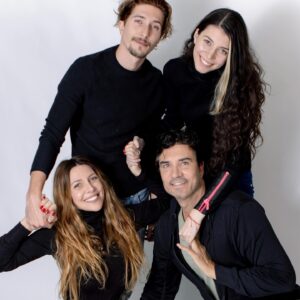 Mónica Ayos Instagram - Hoy cumple años ÉL
🎁♥️👑🎉🎈🎈🎈🎈🎈 @diegooliveraok 
Un ser hermoso en todos los sentidos.
El hombre con el que construímos esta familia tan deseada y con quien diseñamos la vida que proyectamos en nuestras mentes cuando nos elegimos para compartir el camino. Feliz cumpleaños g0rd0000 .
Sos como el vino, los años te ponen mas guapo, y mas sabio y mas genio. 
Entendiste todo de la vida, y se disfruta en la convivencia, en nuestras charlas filosóficas y las triviales en nuestras anécdotas y viajes, en nuestros planes juntos...aunque no puedo dejar de decir q sos un personaje memorable en los aspectos de despiste que iatusabe'🤣 y en casa causaste momentos de carcajadas a lo largo de los años siendo VOS jajajjajaa🤪 A su vez debo reconocer y agradecer q sos una fuente inagotable de paz, armonía y compañerismo ... Brindo por vos mi amor, que suerte la mía que también me elijas . Te amoooooo