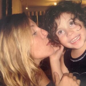 Mónica Ayos Instagram - 👑♥️♈️🥳🎂 🎞️⏳🪄🎉🎁Feliz cumpleaños Victoria de mi vida!!!! @vickydoll22 
"Sentir... que es un soplo la vida, que 20 años no es nada" y vos... de ser mi bebita muñequito de puré a ser una mujer. 
La morocha de mi vida. 
Mi compañera de dibujitos y helado, mi compañera de lágrimas viendo pelis ochenteras🤣
Lo que te escriba acá no te va a sorprender porque tengo la fortuna de decírtelo todos los días.
Se trata tal vez de compartir en esta red mi felicidad de ser tu mamá, mi orgullo al verte crecer tan madura, tan plantada en las decisiones de atravesar lo que venga para cumplir tus sueños, tal vez esto se trate un poco de compartir con quienes se sientan identificados frente a sus seres amados en este sentir, mis pedidos al universo por tu felicidad, por una vida hermosa colmada de plenitud en todos los aspectos, por tus anhelos, tu valentía y las buenas elecciones en tu camino. Nada que no te haya dicho, nada que no sepas. El tiempo vuela hija, y siempre te invitaré a disfrutar de esta y de cada etapa que construyas para tu destino soñado. Contas conmigo . Incondicional. Te amo tanto. Mamá